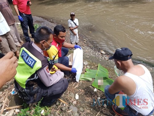 Petugas Kepolisian Polsek Pakisaji bersama personil PMI Kabupaten Malang dibantu dengan warga setempat saat mengevakuasi mayat bayi perempuan tersebut, Senin (1/6/2020). (Foto: Polsek Pakisaji for MalangTimes)