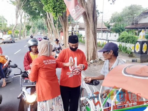 Pembagian Masker di depan kantor DPC PDI Perjuangan Banyuwangi Nurhadi Banyuwangi Jatim TIMES