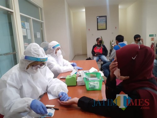 Ilustrasi petugas kesehatan Dinkes Kota Malang saat melakukan rapid test kepada salah seorang warga. (Arifina Cahyanti Firdausi/MalangTIMES).