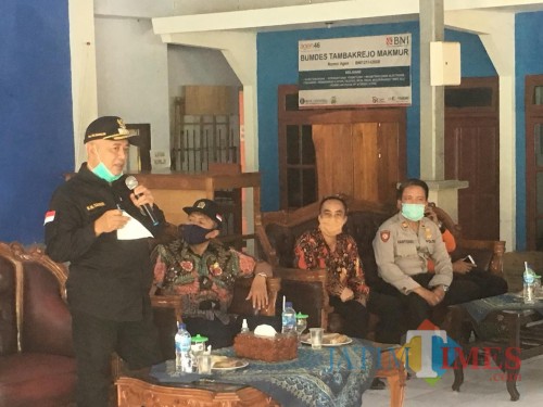 Bupati Malang, HM Sanusi saat menjelaskan soal rencana rapid test massal kepada para santri saat kembali masuk ke ponpes (Foto : Ashaq Lupito / MalangTIMES)