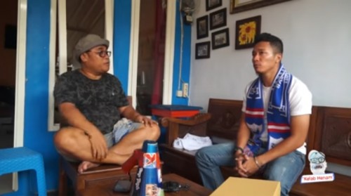 Dendi Santoso (kanan) saat bercerita kepada El Kepet (screenshot YouTube El Kepet)