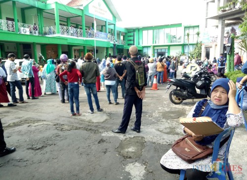Suasana kantor Dikbud Kota Malang hari ini dipenuhi wali murid. (Foto: Ima/MalangTIMES)