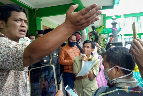 Sekretaris Dinas Pendidikan dan Kebudayaan (Dikbud) Kota Malang Totok Kasianto (memegang mik). (Foto: Ima/MalangTIMES)