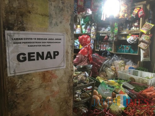Suasana Pasar Kepanjen saat menerapkan sistim ganjil genap (Foto : Ashaq Lupito / MalangTIMES)
