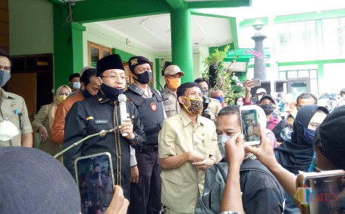 Wali Kota Malang Sutiaji saat berbicara di depan para wali murid di Kantor Dinas Pendidikan dan Kebudayaan Kota Malang. (Foto: Ima/MalangTIMES)