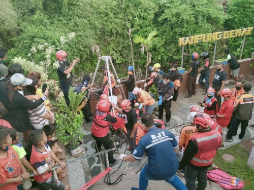 Situasi saat tim mengevakuasi jasad korban dari saat sungai (Anggara Sudiongko/MalangTIMES)