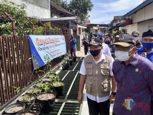 Menko PMK Muhadjir Effendy (bertopi batik ungu) saat melakukan kunjungan ke Kampung Tangguh Semeru RW 05, Kelurahan Purwantoro, Kecamatan Blimbing, Kota Malang, Rabu (3/6).(Arifina Cahyanti Firdausi/MalangTIMES).