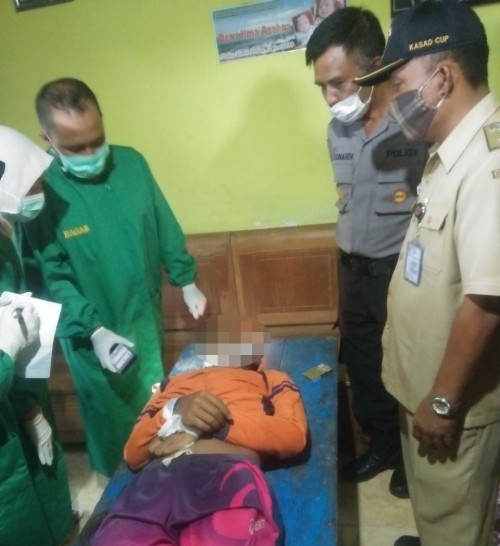 Polisi mengevakuasi jasad Efendi Luki yang tewas tersengat listrik