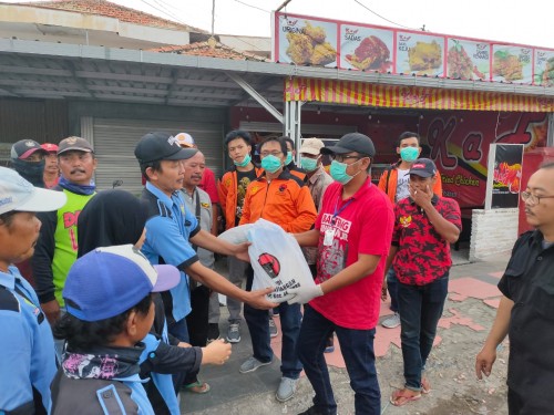 I Made Cahyana Negara, Ketua DPRD Banyuwangi (pakai sarung tangan) dalam acara bakti sosial