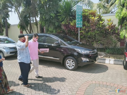 Kariyono, mantan kepala Balai Pelayanan Kemetrologian Malang, yang akan dibawa ke Lapas Kelas 1 Malang. (Anggara Sudiongko/MalangTIMES)