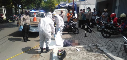 Proses evakuasi korban oleh tim medis RSUD Jombang dengan mengenakan APD. (Istimewa)