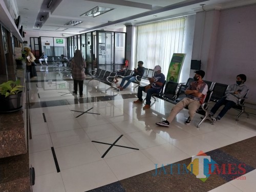 Pelayanan Dispendukcapil Kota Malang yang tampak sepi (Hendra Saputra)