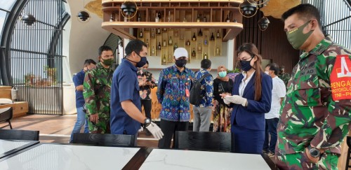 Tim dari Pemkot Batu saat melakukan survei di salah satu hotel di Kota Batu, beberapa saat lalu. (Foto: istimewa)