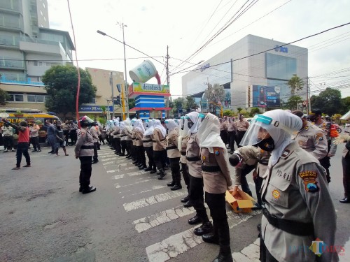 Pasukan Asmaul Husna yang mengawal aksi demonstrasi warga Papua (Anggara Sudiongko/MalangTIMES)