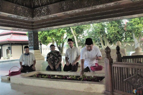 Ziarah Henry-Yasin ke Makam Bung Karno. Nampak Yasin yang merupakan calon Wali Kota mendampingi Henry melakukan tabur bunga.(Foto : Aunur Rofiq/BlitarTIMES)