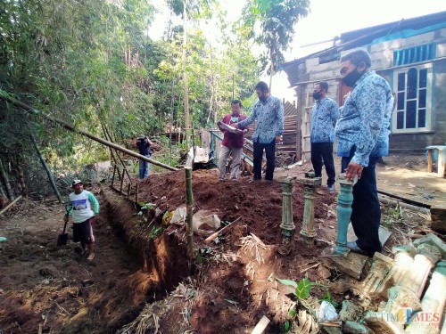 Tim Cipta Karya saat memantau lokasi pembuatan IPAL dengan sistem filter botol (Anggara Sudiongko/ MalangTIMES)