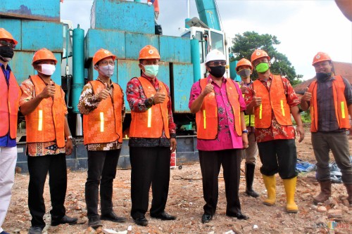Wali Kota Blitar Santoso (4 dari kanan) memimpin peletakan batu pertama pembangunan gedung kampus AKB (Foto: Aunur Rofiq/ BlitarTIMES)