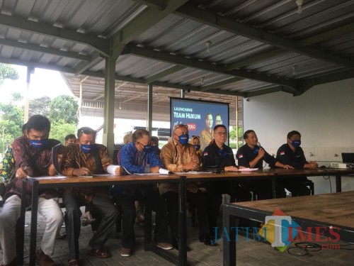 Belasan pengacara yang dibentuk untuk mengawal calon perseorangan dalam menghadapi kontestasi Pilkada Kabupaten Malang tahun 2020 (Foto : Ashaq Lupito / MalangTIMES)