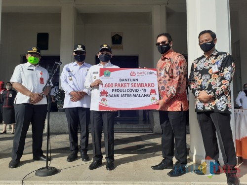 Penyerahan simbolis bantuan sembako dari Bank Jatim Cabang Malang kepada Pemkot Malang, di Balai Kota Malang, Rabu (24/6). (Arifina Cahyanti Firdausi/MalangTIMES).