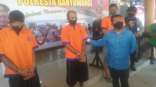 Ayah tiri yang menghamili anaknya yang masih dibawah umur ditunjukkan kepada wartawan di Mapolresta Banyuwangi