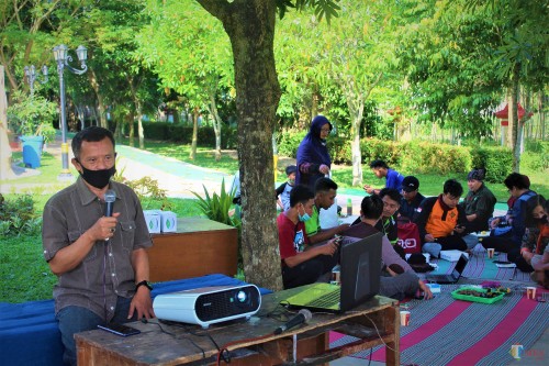 Kepala DLH Kabupaten Blitar Ir Krisna Triatmanto menyampaikan paparan dalam webinar di RTH Kanigoro (Foto: Aunur Rofiq/ BlitarTIMES)