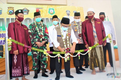 Bupati Blitar Rijanto meresmikan Ponpes Mambaus Sholihin 2 sebagai Ponpes Tangguh Semeru dengan menggunting pita.(Foto : Aunur Rofiq/BlitarTIMES)