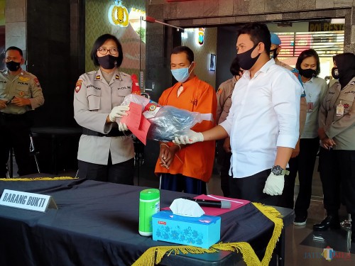 Pelaku (tengah) saat dirilis di Polresta Malang Kota (Anggara Sudiongko/MalangTIMES)