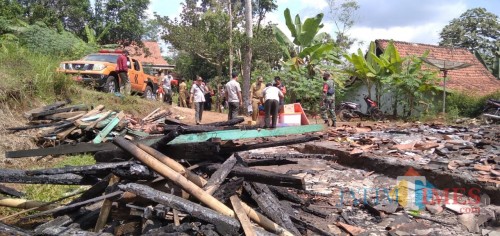 Kondisi rumah Budin ludes terbakar dan rata dengan tanah (foto : Moh. Ali Makrus / Jatim TIMES)