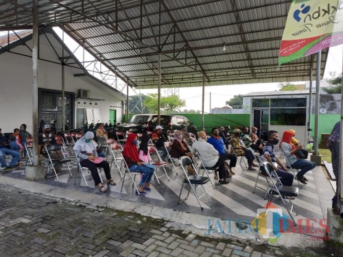 Masyarakat saat mengantri JPS di kantor Dinsos-P3AP2KB (Hendra Saputra)
