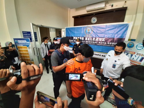 BNN Kota Kediri menggelar press rilis hasil penangkapan ganja.(eko arif s/Jatimtimes)