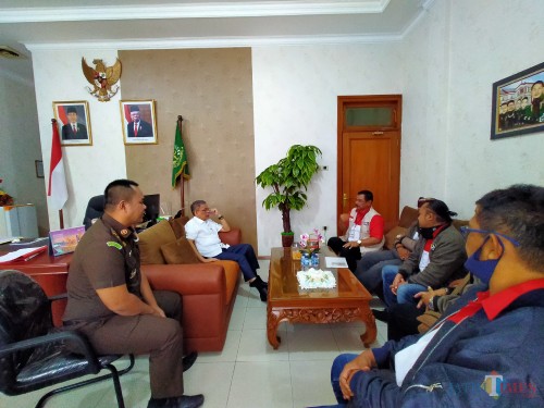 Suasana saat LiRa mendatangi Kejaksaan Negeri Kota Malang untuk audiensi penanganan kasus (Anggara Sudiongko/MalangTIMES)