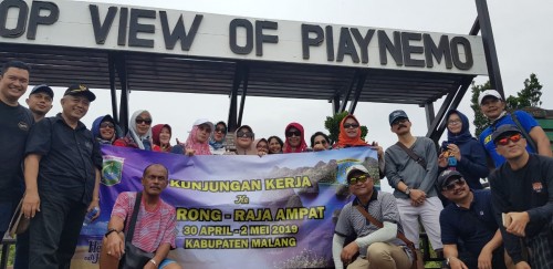 Harry Setia Budi (dua dari kiri) saat mendampingi Sanusi (tiga dari kiri) dan pejabat Pemkab Malang ketika kunjungan kerja di Raja Ampat. Harry saat itu masih menjadi ASN di Raja Ampat. (Foto : Istimewa)