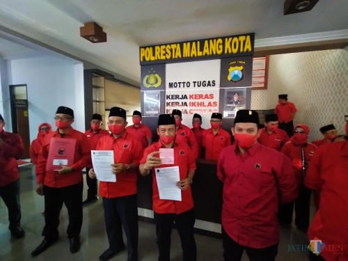 Para kader PDIP Kota Malang usai membuat pengaduan ke Polresta Malang Kota terkait kasus pembakaran bendera PDIP di Jakarta (Anggara Sudiongko/MalangTIMES)
