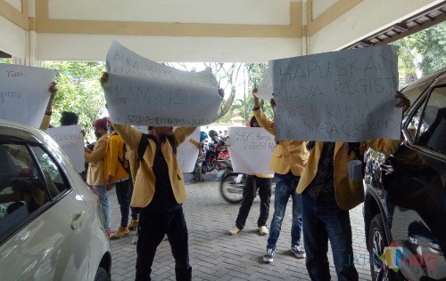 Aksi Aliansi Mahasiswa Wisnuwardhana tuntut pemotongan UKT. (Foto: Ima/MalangTIMES)