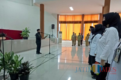 Wali Kota Malang Sutiaji saat mengukuhkan kepala sekolah di Aula Pertamina SMKN 2 Malang. (Foto: Ima/MalangTIMES)