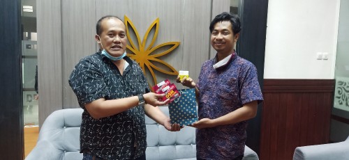 Salah satu wartawan di Malamg menerima vitamin dan kuota internet dan diserahkan oleh Ketua PWI Malang Raya, M. Ariful Huda (Istimewa).