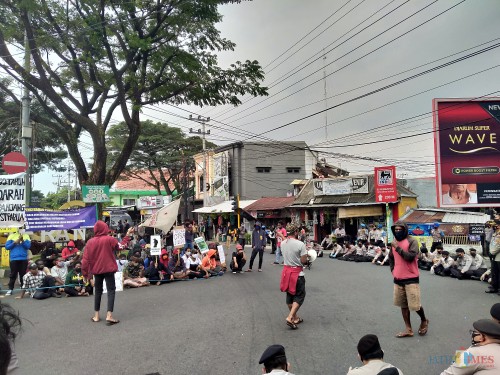 Mahasiswa Papua saat melakukan unjuk rasa di simpang Jalan Veteran. (Anggara Sudiongko/MalangTIMES)