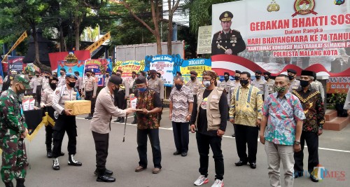 Kapolresta Malang Kota Kombespol Leonardus Simarmata saat memberikan hadiah-hadiah kepada para perwakilan Kampung Tangguh Semeru yang menjadi pemenang (Anggara Sudiongko/MalangTIMES)