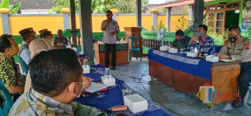 Rapat koordinasi bersama Forum Komunikasi Pimpinan Kecamatan (forkopimka) di Balai Desa Tanjungrejo, Selasa (7/72020).(Foto Umar Tuban Times)