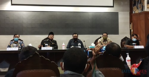 Suasana konferensi pers terkait pegawai BRI yang terkonfirmasi covid-19 bersama Wali Kota Sutiaji di ruang sidang Balai Kota Malang, Rabu (8/7/2020). (Pipit Anggraeni/MalangTIMES).