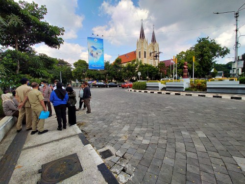 Tim ahli dan tim dari Pidana Khusus (Pidsus) Kejari Kota Malang saat melakukan penyelidikan dilapangan lokasi proyek Kayutangan Heritage (Ist)