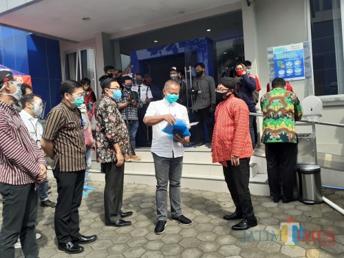 Wali Kota Malang Sutiaji (baju oranye) saat meninjau kawasan BRI Kanwil Malang, Kamis (9/7). (Arifina Cahyanti Firdausi/MalangTIMES).