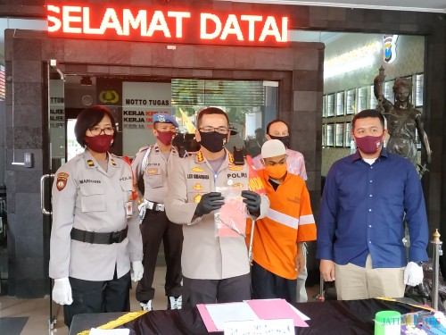 Kapolresta Malang Kota Kombes Leonardus Simarmata saat menunjukkan barang bukti dan tersangka curanmor. (Hendra Saputra)