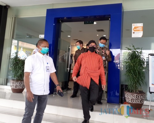 Wali Kota Malang Sutiaji (baju oranye) saat meninjau kawasan BRI Kanwil Malang, Kamis (9/7). (Arifina Cahyanti Firdausi/MalangTIMES).