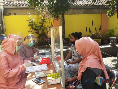 Pemeriksaan awal pasien dalam pelayanan Puskesmas Kedungkandang. (Arifina Cahyanti Firdausi/MalangTIMES).