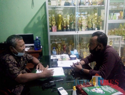 Keterangan Foto : Kepala SMKN 2 Ngawi Tri Yudo (kiri) saat dikonfirmasi wartawan NgawiTIMES.com, Kamis (9/7/2020) (Foto : Dok/ NgawiTIMES)