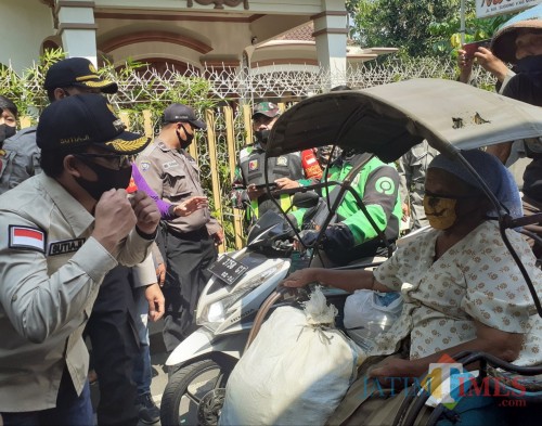 Wali Kota Malang Sutiaji saat turut memeriksa warga yang keluar masuk di kawasan Mergosono pada hari pertama PSBL, Jumat (10/7). (Arifina Cahyanti Firdausi/MalangTIMES).