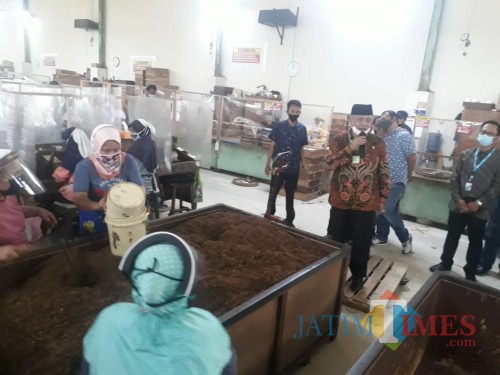 Bupati Malang HM. Sanusi bersama jajaran Muspida Kabupaten Malang sedang melakukan peninjauan di lokasi pabrik rokok Gudang Baru, Kepanjen, Kabupaten Malang, Sabtu (11/7/2020). (Foto: Tubagus Achmad/MalangTimes)