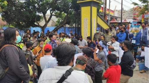 Dalam aksi tersebut, salah satu orator dari Gempar, Abdullah Sahuri, meminta kepada Disdukcapil untuk menangani lambatnya penanganan karena kerusakan perekam E-KTP di beberapa kecamatan.