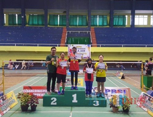Dedi Susanto, Sekretaris Pengkab PBSI Banyuwangi (kiri) Bersama Para Juara Bulutangkis Antar Pelajar Nurhadi Banyuwangi Jatim Times